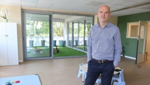 Grégory tisser | Micro-crèche Graines d’Ange à Nîmes | Accueil bienveillant des enfants