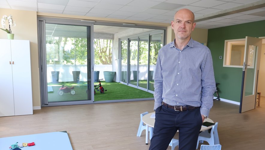 Grégory tisser | Micro-crèche Graines d’Ange à Nîmes | Accueil bienveillant des enfants